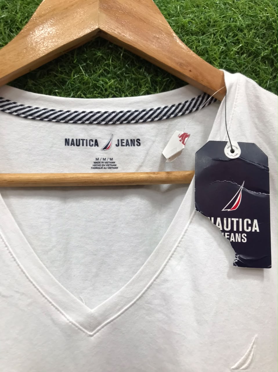 Nautica Jeans V-Neck T-Shirt – White (Size M)